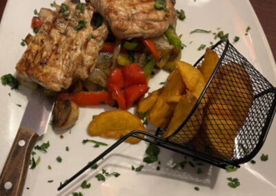 Putensteak mit Kartoffelspalten